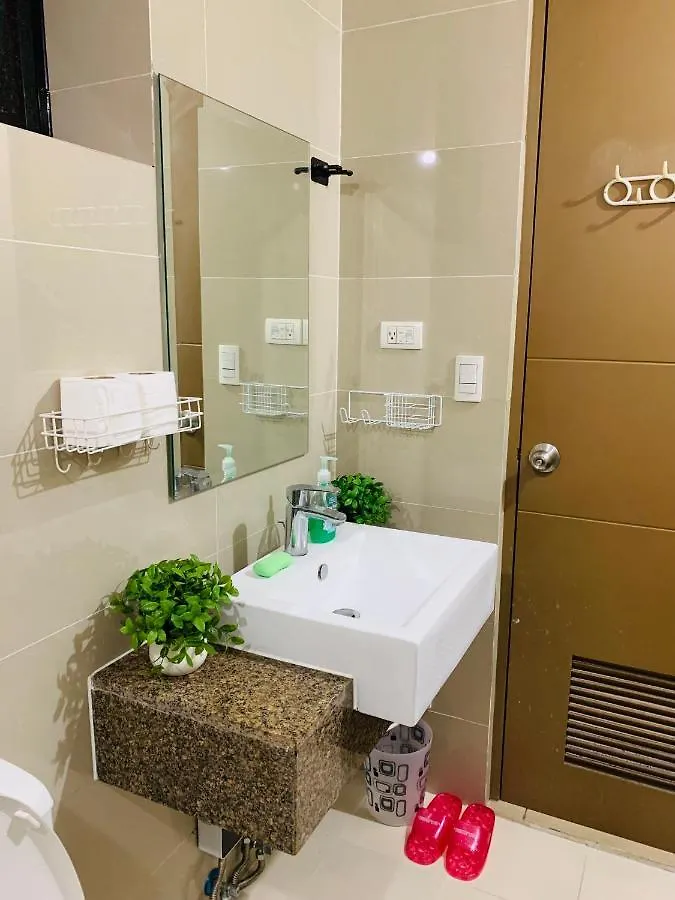 Two Palm Tree Villas Condominium - Studio 8Th Fl With Balcony - Across Terminal 3 Airport Pasay 0*,