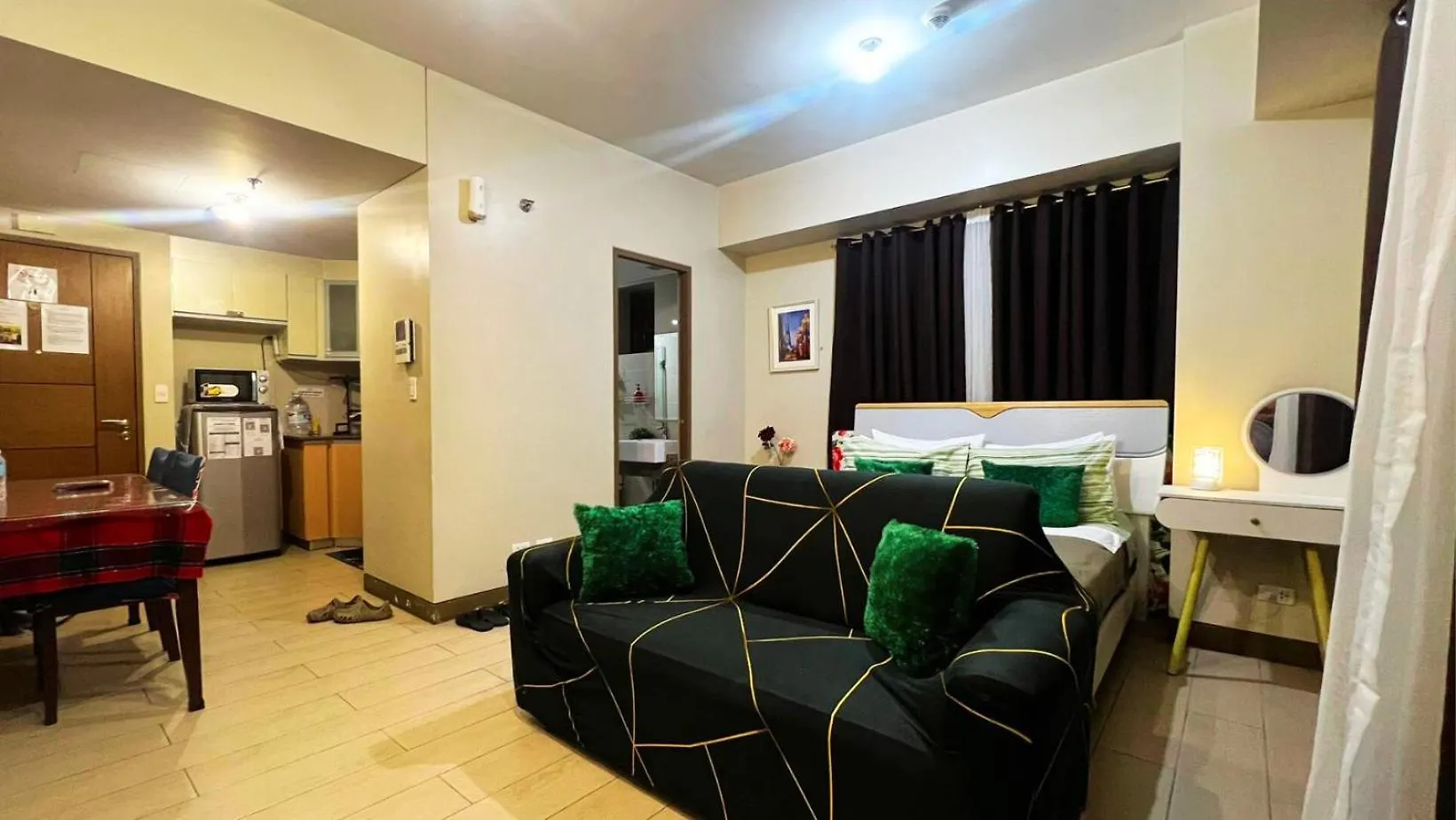 Two Palm Tree Villas Condominium - Studio 8Th Fl With Balcony - Across Terminal 3 Airport Pasay Aparthotel